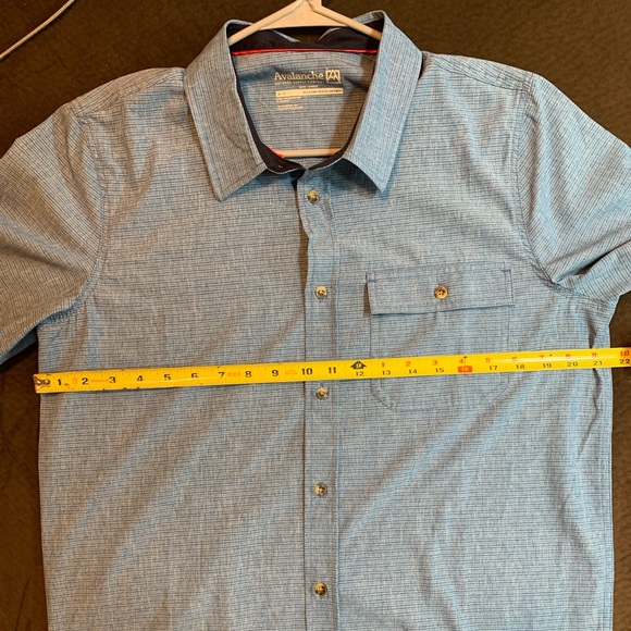 Avalanche Short Sleeve Button Up Size Medium - Picture 1 of 3